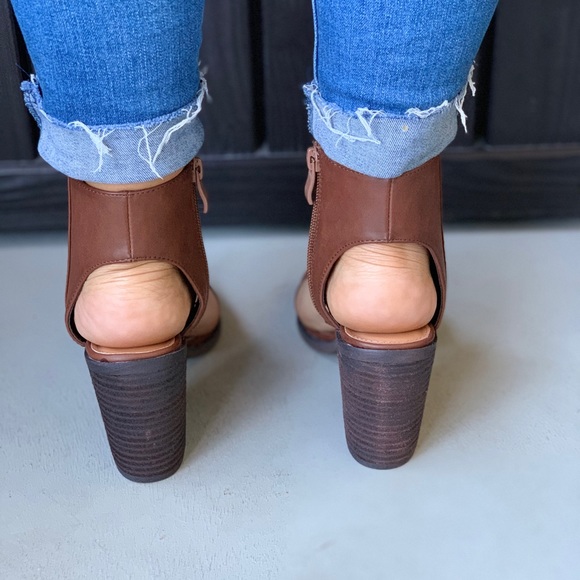 Texas Brown Open Toe Cuff Ankle Sandals - Picture 3 of 8